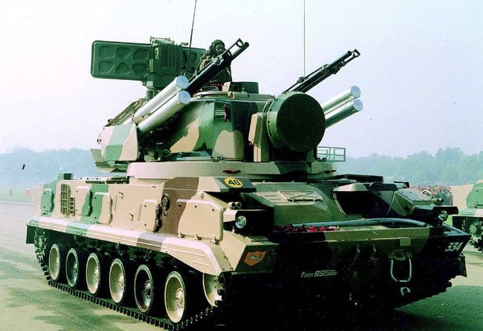 미사일 4발만 장착하고 퍼레이드 중인 인도군 2S6M <출처 : topwar.ru>