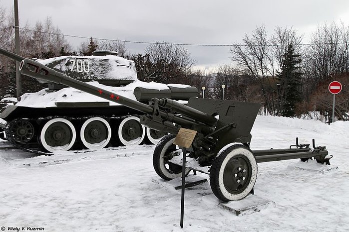 러시아 체복사리의 노천 공원에 전시 중인 M1942 ZiS-3 사단포. 뒤에 함께 전시된 T-34와 더불어 러시아에서는 '조국을 구한 무기'로 불린다. < 출처 : (cc) Vitaly V. Kuzmin at Wikimedia.org >