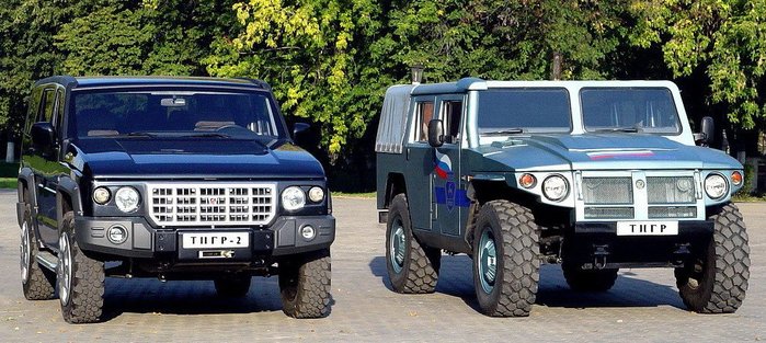 민수형 SUV인 GAZ-3121 '티그르-2'(좌)와 GAZ-23304 '티그르'(우) <출처: Public Domain>