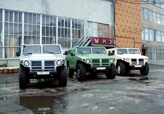 2002년 최초로 공개된 GAZ-2975 시제차량 3종의 모습 <출처: Public Domain>