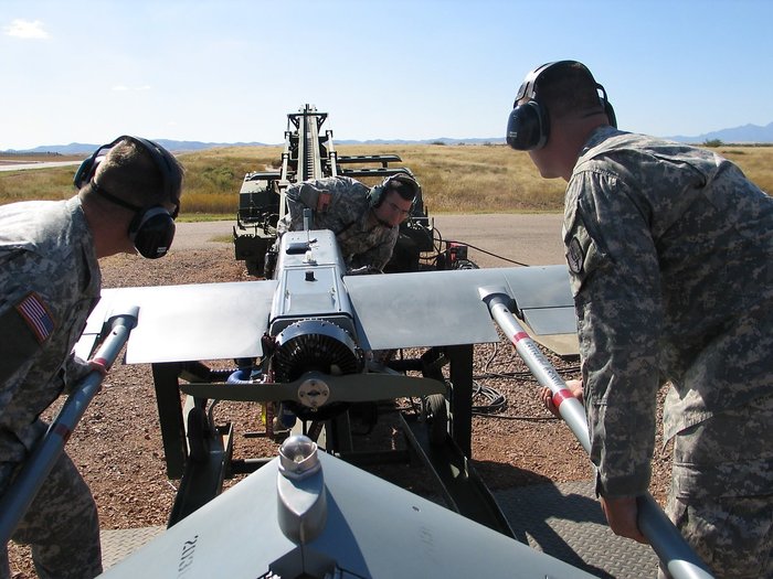 사출기 위에 RQ-7 기체를 얹고 있는 무인항공기 지원요원들. (출처: US Army)