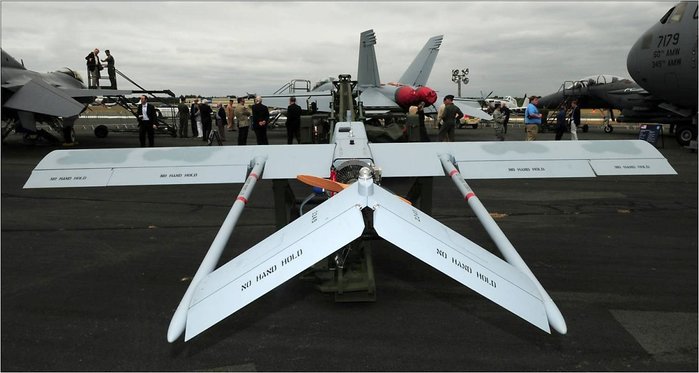 판보로 에어쇼 간 기체 뒤편에서 본 RQ-7. 독특한 삼각형 미익이 인상적이다. (출처: US Air Force / Staff Sgt. Heather M. Norris)