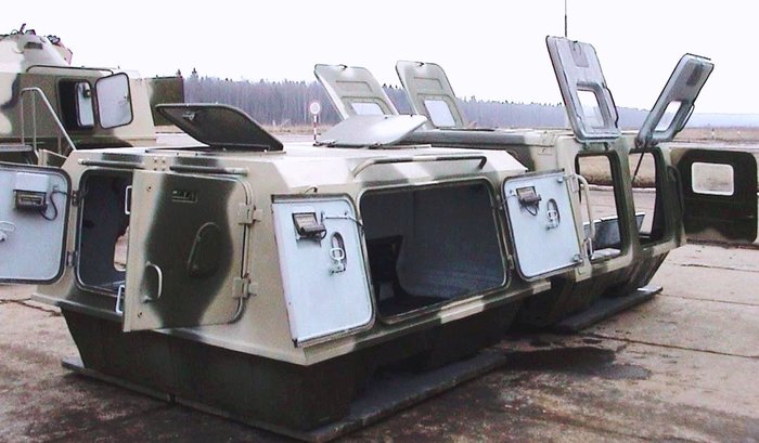 후방 모듈 가운데 병력탑재모듈의 모습. 출입구와 해치가 모두 개방되어 있다. <출처: Alex / BtVt.narod.ru>