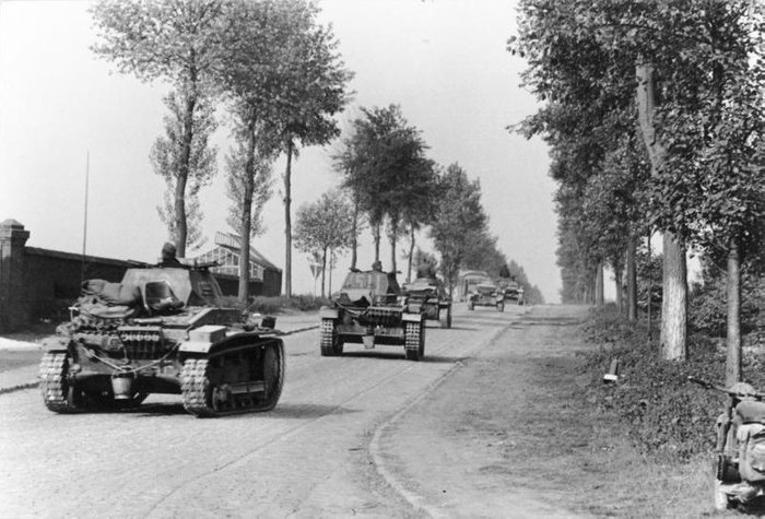 1940년 5월 벨기에를 가로질러 프랑스로 진격 중인 독일군 기갑부대. 제1차 대전의 경험을 토대로 독일은 이후 전격전으로 불리게 되는 고속 기동전을 실현시켰다. < 출처 : Public Domain >