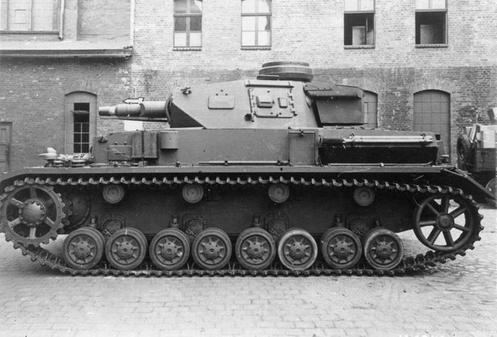 24구경장 7.5cm KwK 37포를 장착한 초기형 4호 전차. 때문에 3호 돌격포는 3호 전차 차체에 4호 전차의 주포를 결합한 형태라고 할 수 있다. < 출처 : Public Domain >