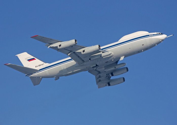 이륙 중인 Il-80. 독특하게도 동체의 창문을 모두 없앴으며, 조종석 상부의 독특한 덮개가 특징적이다. (출처: Dmitry Terekhov/Wikimedia Commons)