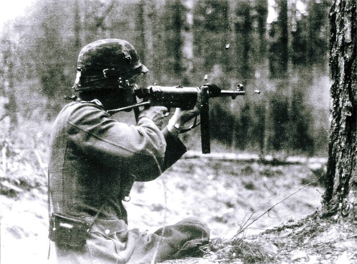 MP40은 동시대 기관단총에 비해 월등히 뛰어나진 않았지만 높은 신뢰성으로 일선에서 신뢰받았다. < 출처 : Public Domain >