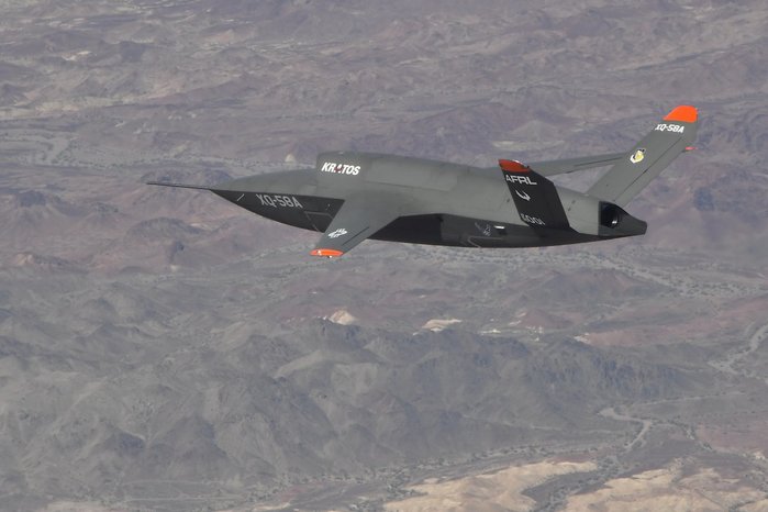 2019년 유마 시험장에서 시험 비행 중 촬영된 XQ-58A 발키리. 스텔스 능력을 최대한 발휘하기 위해 V자 미익 및 V자 배면 설계를 적용한 것이 특징적이다. (2nd Lt. Randolph Abaya, 586 Flight Test Sq./USAF)