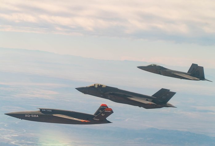 미 공군 F-22 랩터 및 F-35 라이트닝 II와 편대 비행 중인 XQ-58A. 2020년 12월 9일 시험 비행 중 촬영된 것으로, XQ-58A는 현재 유인기와 팀(team)을 이루는 '로열 윙맨' 사업에도 참여 중이다. (출처: USAF)