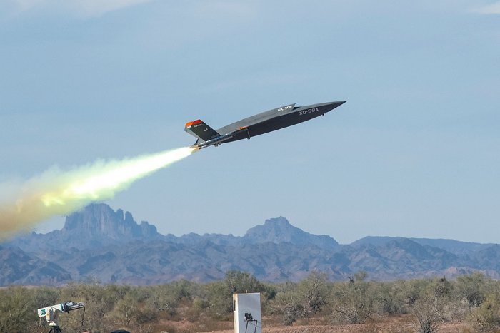 애리조나주 유마 시험장에서 이륙 중인 XQ-58A 발키리 (출처: Staff Sgt. Joshua King / USAF)