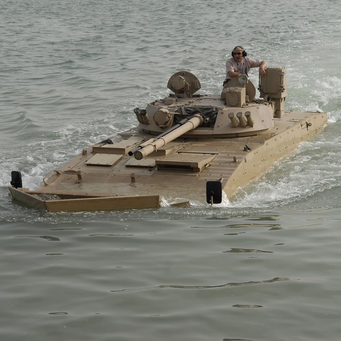 BMP-3용 포탑을 장착하고 수상 주행 중인 UAE군용 AMV <출처 : fighting-vehicles.com>