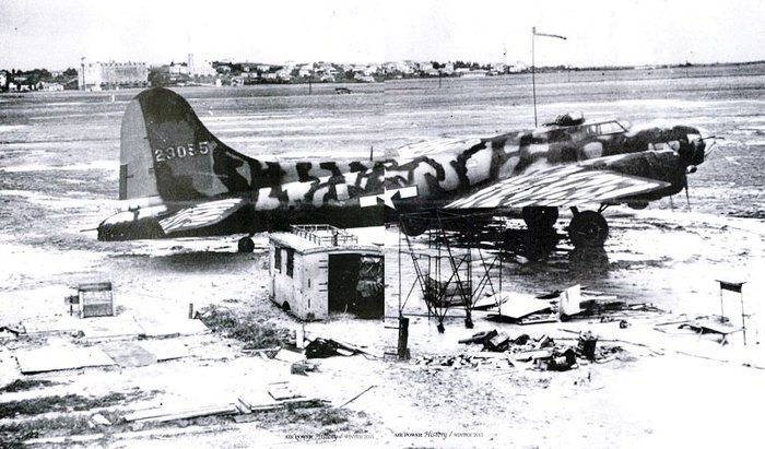 2차 대전 당시 미군은 B-17 폭격기를 개조한 전자전 기체를 투입하여 적 대공레이더를 탐색하기도 했다.<출처: Public Domain>
