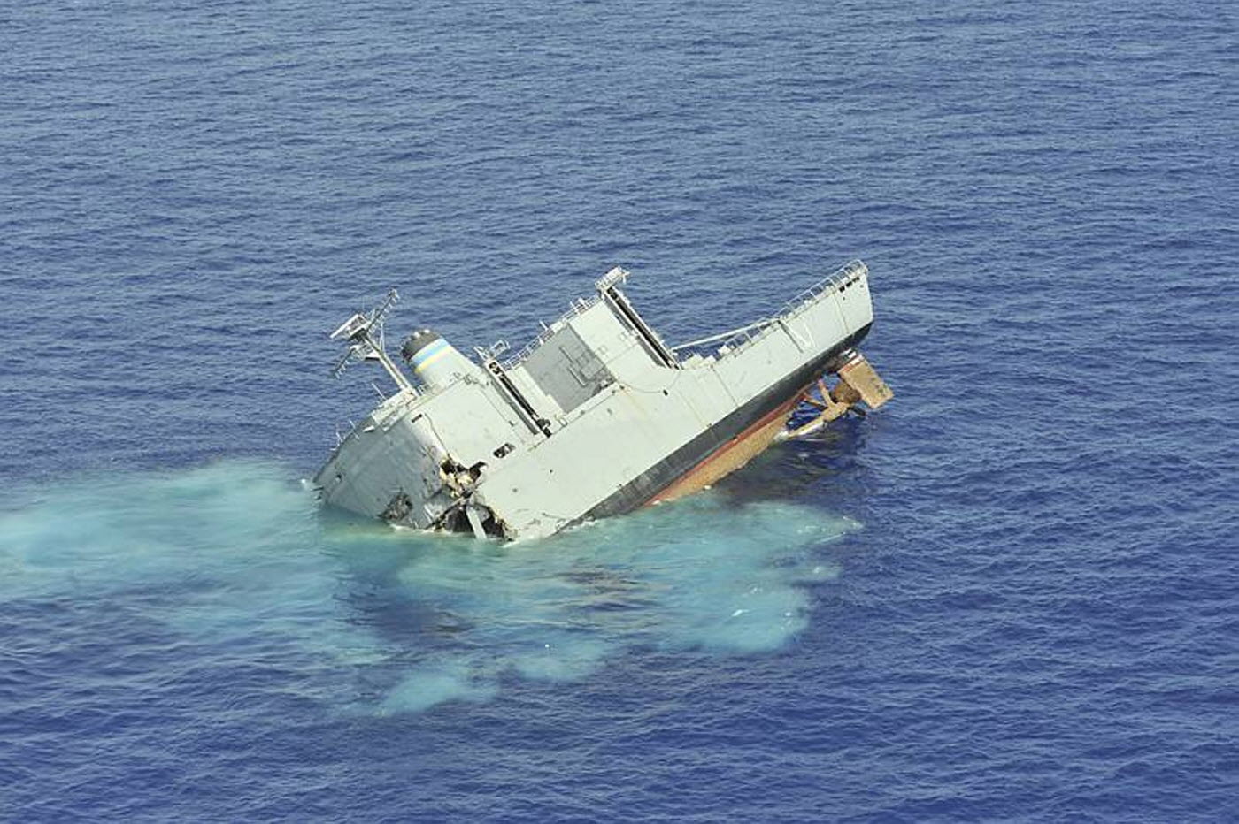 Против торпеды. Тонущий военный корабль. Торпедирование кораблей. Тонущий корабль США. Тонущий корабль фото.