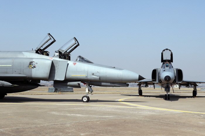 BEMIL 사진 자료실 - BEMIL 군사세계 AGM-142 팝아이 미사일을 장착한 공군 F-4E 