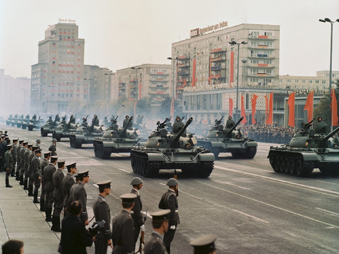 Год создания гдр. Парад войск ГДР Берлин. Парад нна ГДР. Парад армии ГДР 1970. Парад армии ГДР 1989.