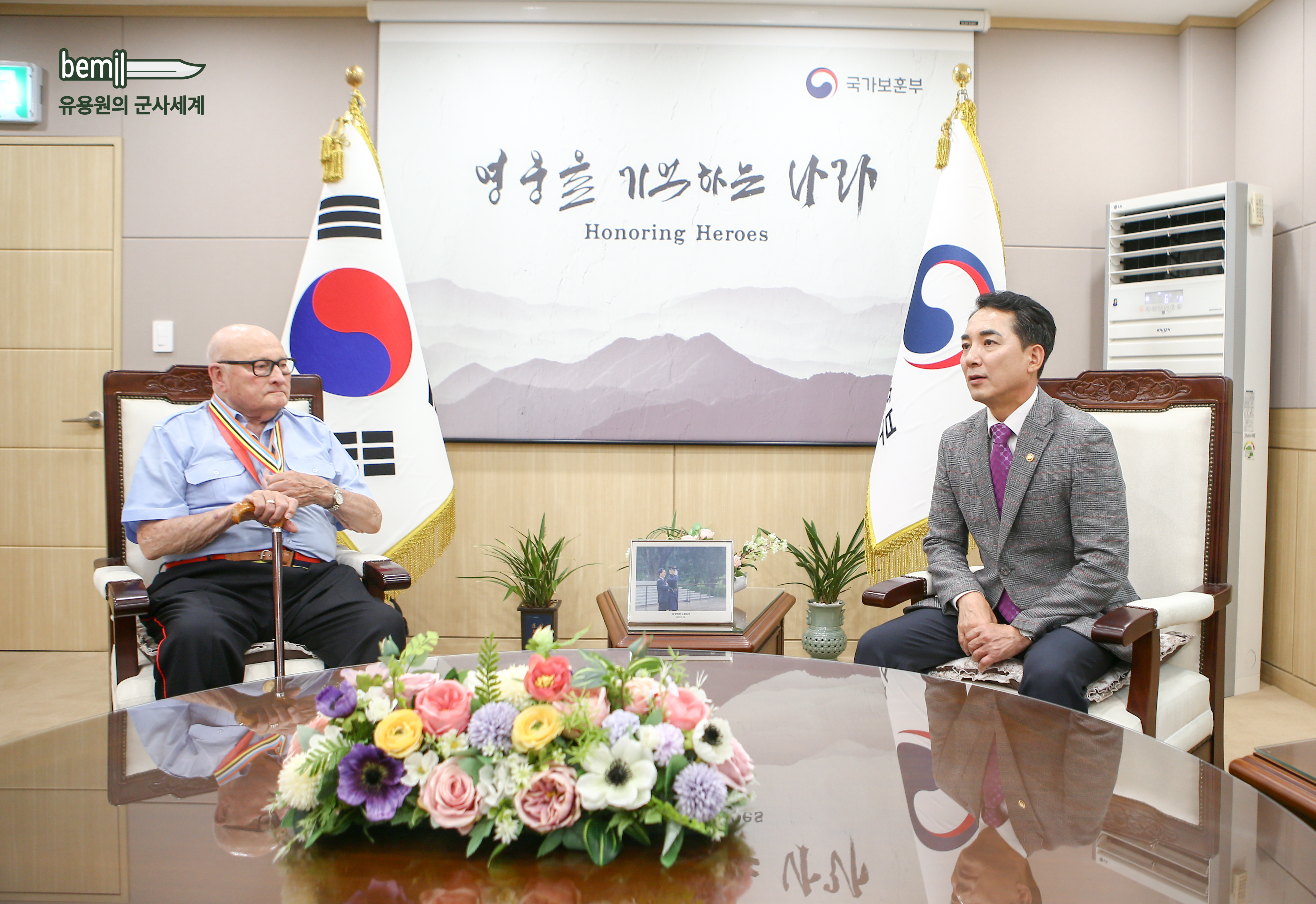 최신 국군 뉴스 - BEMIL 군사세계  ‘어메이징 아리랑’ 부른 콜린 태커리 참전용사, 제2호 명예보훈장관 위촉 / 보훈부 제공