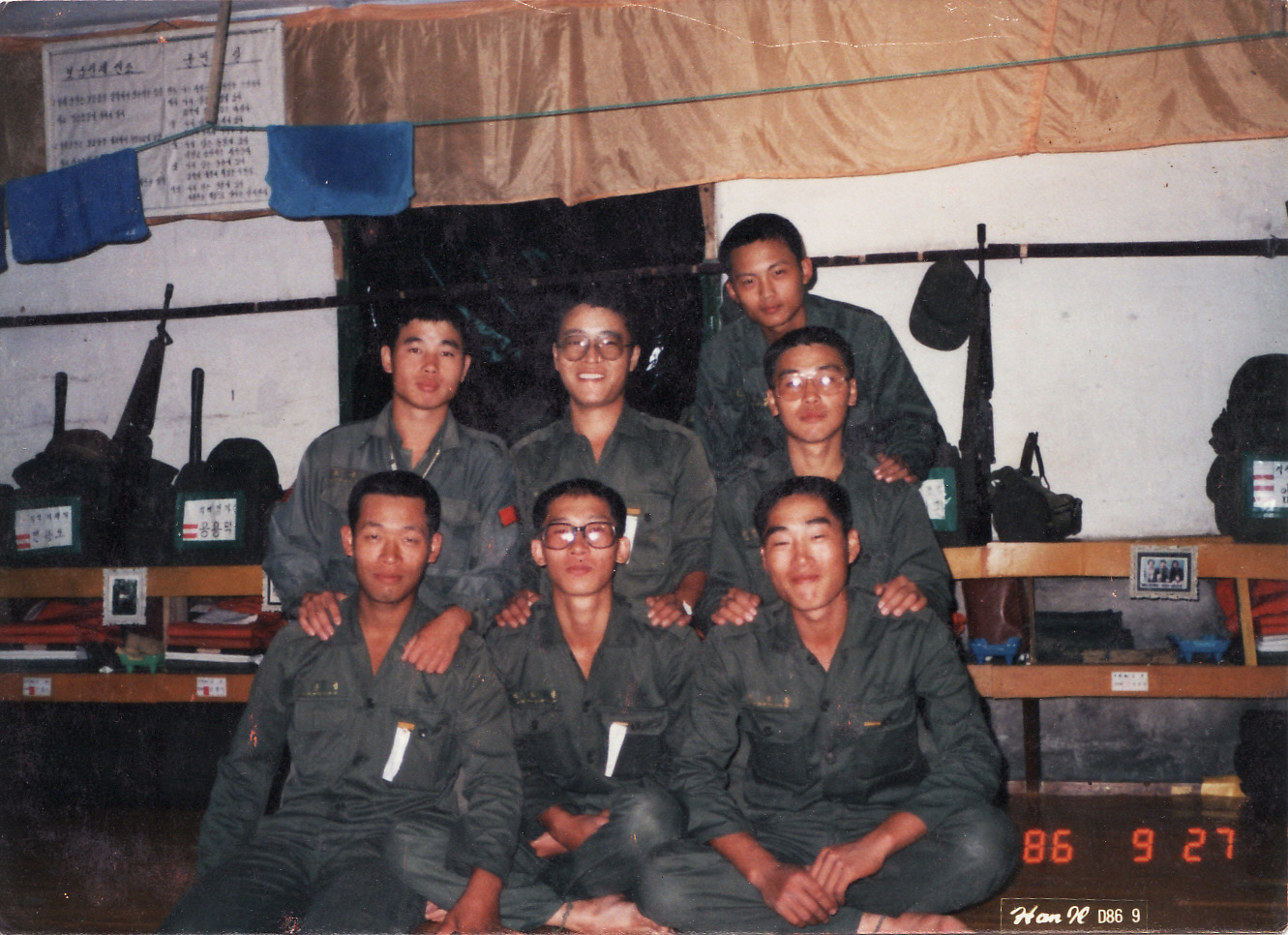 BEMIL 사진 자료실 - BEMIL 군사세계 80년도 중반의 내무반모습