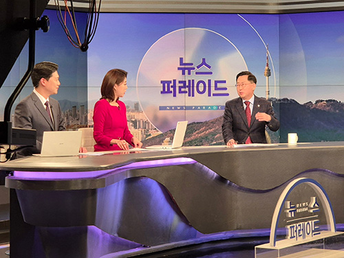 �������� �뿪�� �յ� ������ ������ ������ ������ȣ���� �湮�� ��Ÿ� �Դ��� ���׹̻��� ��ȭ�졯4���� �߻縦 �����ϰ�, ���ر��� �ٹ���ȭ�� ���������� ����ǰ� �ִ١���� ������ �� ������ �ڽŰ��� �����ϰ� �ֽ��ϴ�. ��ó�� �������� �̱��� ������ �ຸ �ӿ����� ������� �ʴ� ������ �� ���� ����� �ֽ��ϴ�.