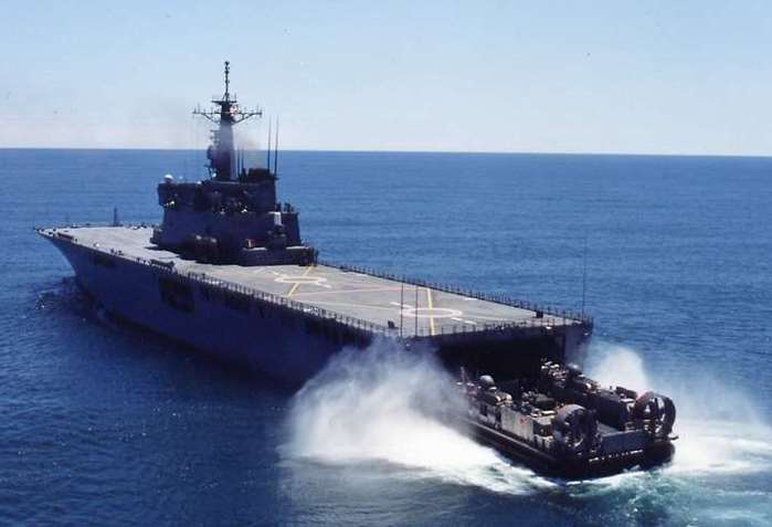 오스미급 수송함(LST-4001) 선미에 위치한 웰 도크에서 공기부양 고속상륙정이 발진하고 있다. <출처: 일본 해상자위대>