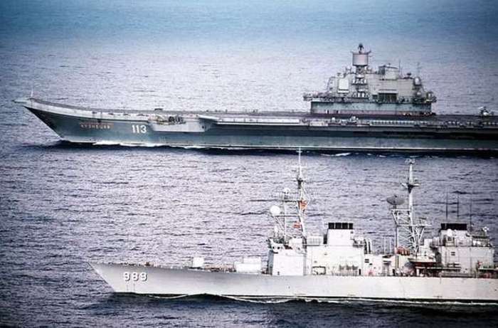 1991년 12월 13일 북해를 항해하는 쿠즈네초프와 감시 중인 미 해군 구축함 데요(USS Deyo) <출처: Public Domain>