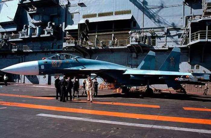 갑판에 주기된 Su-33 함재기. 현재는 MiG-29K와 함께 운용되고 있다. <출처: 미 해군(US Navy)>
