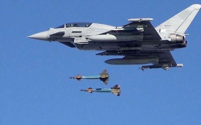 ʹ 2013 4 P1E Ʈ ׷̵带  1 Ÿ (targeting pod) 2 ǥ Ͽ ÿ GBU-16 ź ν  Ÿݴɷ ߴ. <ó: Eurofighter-BAE Systems>