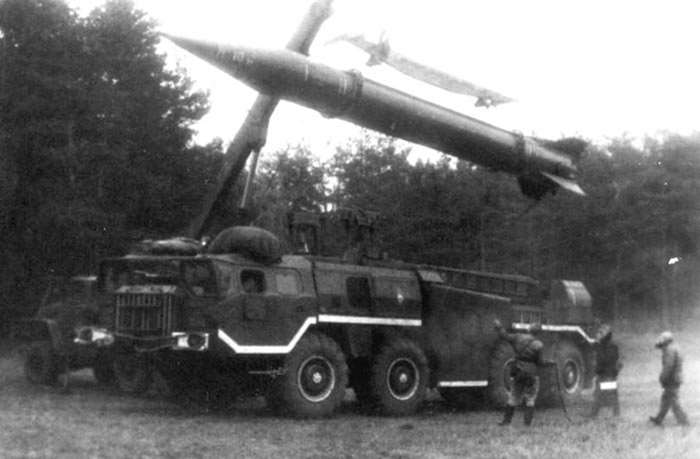 9T31M 크레인을 이용하여 R-17 미사일을 장착 중인 9P117M 차량 <출처: Public Domain>