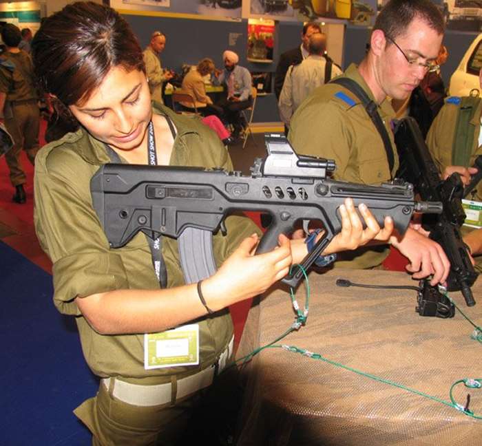 전시회장에서 MARS 조준경이 장착된 CTAR21 소총을 조작해보는 이스라엘 여군 병사 <출처: ISARAYET.COM>