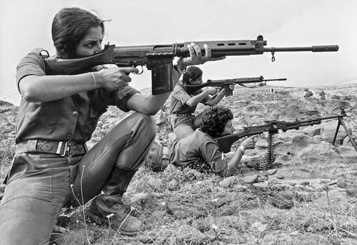 FAL 자동소총으로 사격 중인 이스라엘 국방군 여군 병사 <출처: 이스라엘 국방군>