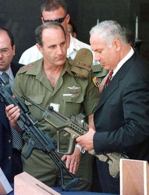 초기형 TAR21 소총을 살펴보고 있는 베냐민 네타냐후(Benjamin Netanyahu) 이스라엘 총리 <출처: Public Domain>