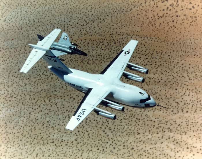AMST 사업에서 보잉의 YC-14가 경쟁한 맥도넬-더글러스의 YC-15의 모습. AMST 사업은 취소되었으나 YC-15는 C-17로 부활했다. <출처: Tony Landis, 미 항공우주국(NASA)>