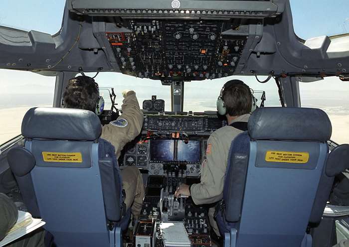 미 항공우주국(NASA) 소속 조종사들이 C-17 소음저하연구를 실시하면서 기체를 착륙시키고 있다. <출처: Carla Thomas, 미 항공우주국(NASA)>