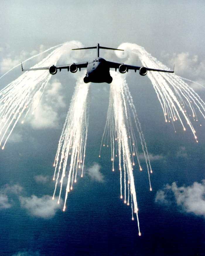 C-17이 미사일 교란용 플레어(flare)를 발사 중인 장면. 플레어 발사 모습은 통칭 ‘천사의 날개’로 불린다. <출처: 미 공군>