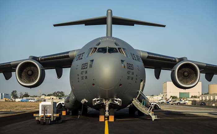 미 공군에 납품된 C-17 최종 기체인 P-223번기. 2013년 9월 12일, 롱비치(Long Beach)에서 열린 C-17 첫 인도 20주년 기념행사 중에 활주로에 주기되어 있던 모습이다. <출처: 미 공군 / Senior Airman Dennis Sloan>