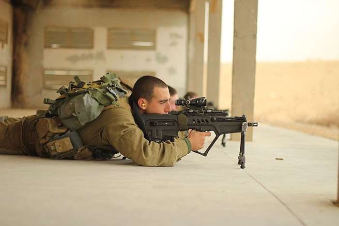 4 Ʈ(Trijicon) ACOG ذ  CTAR     ̽ 決(IDF) . Ÿ ݼ ߽ϴ ̽󿤱 ѿ ó   簢밡 Ǿ ִ     ִ. ª CTAR  15ġ ѿ Ǿ ߷ ̱ M4A1 ߷ ϰų  ̶̻ Ѵ. <ó: ̽ 決(Israel Defense Forces)>