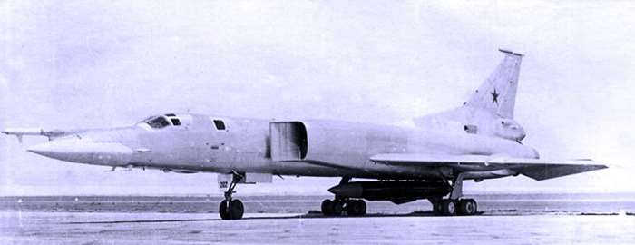 Ÿ Tu-22M0. F-4 (Phantom)  ũ  ĺ ϴ. ׷  籹 Tu-22  ʹ ٸ ̸ Tu-22M̶ Ǵ ߴ.   ѵ Tu-26 ҷȴ. <ó: Public Domain>