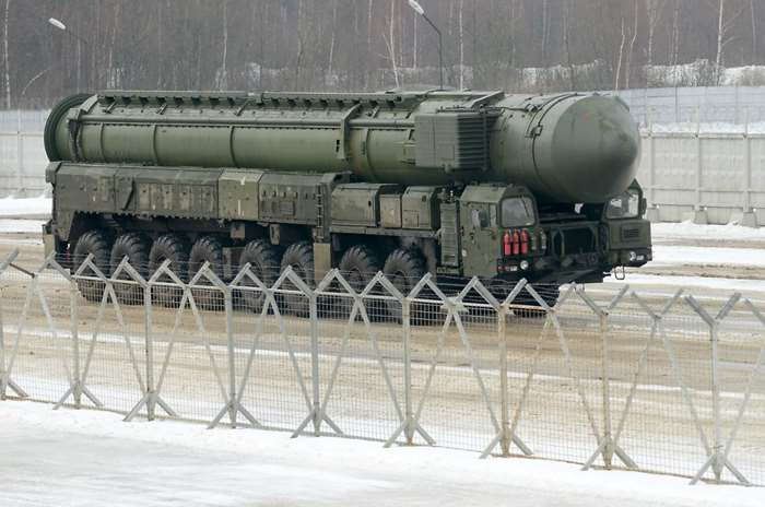 토폴-M은 8축 16륜의 MZKT-79221을 발사차량으로 운용하고 있다. <출처: 러시아 전략로켓군>