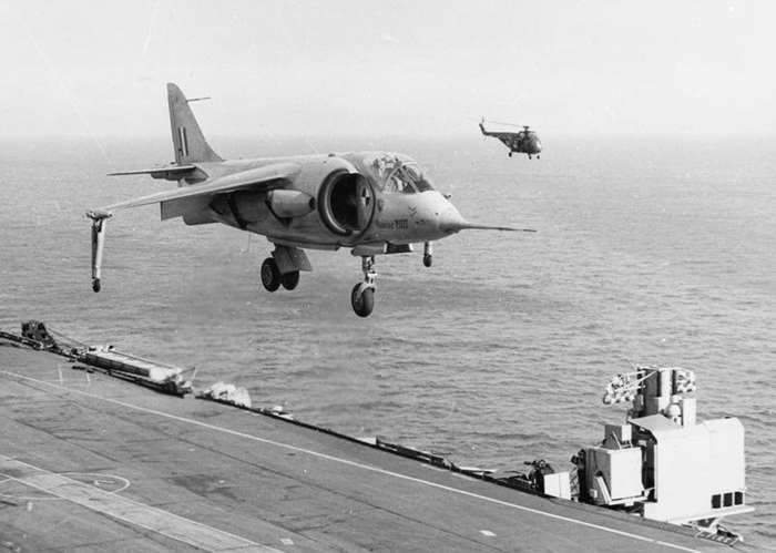 1963년 아크 로열 항공모함(HMS Ark Royal)에 착함 시험 중인 P.1127 <출처: 영국 국방부>