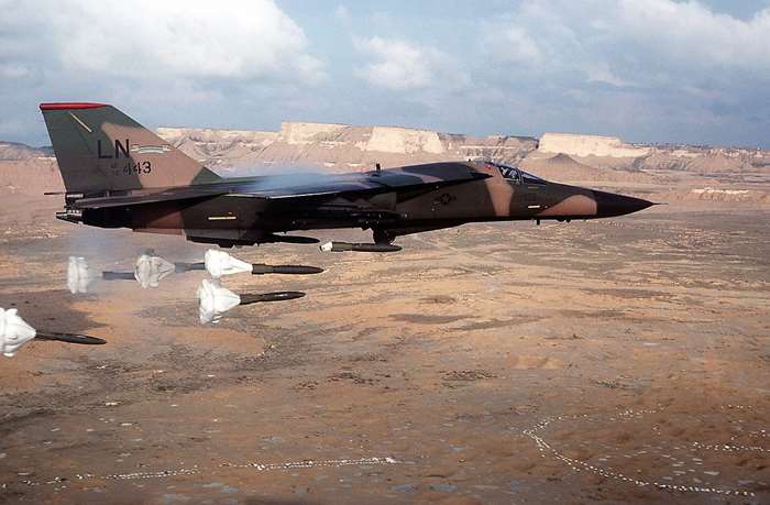 Ʈ   Mk 82 ź ӵ ٿ   ǽϴ F-111F  . <ó:  >