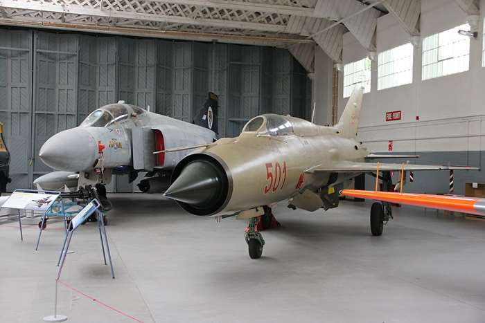 F-4  II  õ MiG-21.  F-4  II ⺸ Կ ұϰ MiG-21  Ʈ F-4  II ⸦  ߴ. <ó: (cc) Clemens Vasters at wikimedia.org>
