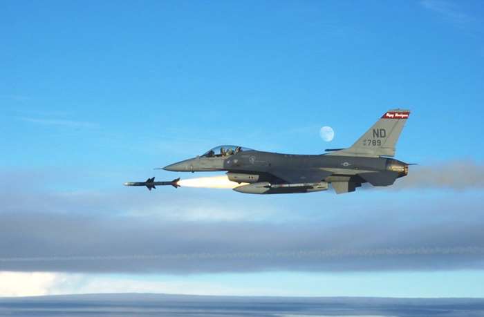 RIM-7  з(Sea Sparrow) ̻ ߻ϴ F-16A  15H  <ó: MSgt. Michael Ammons /  >