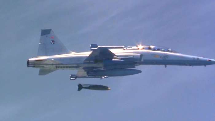 KGGB 정밀유도폭탄을 투하하는 KF-5D 전투기 <출처: 대한민국 공군>