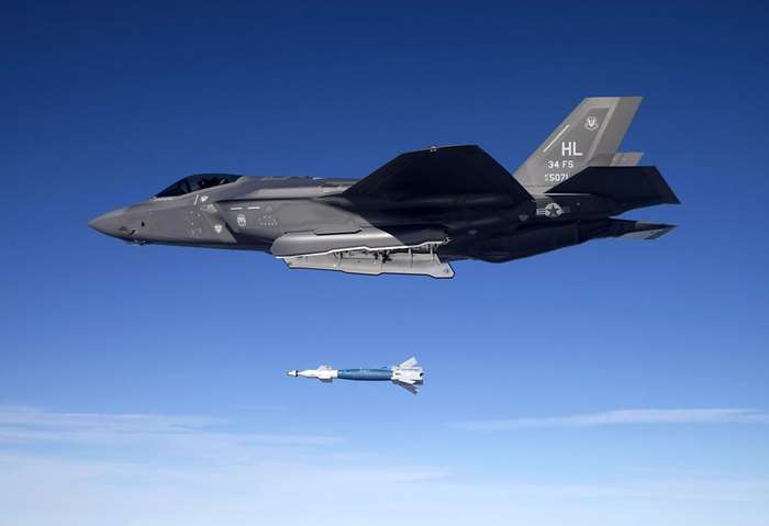 페이브웨이 II 레이저유도폭탄을 투하하는 F-35 스텔스 전투기 <출처: 미 공군>