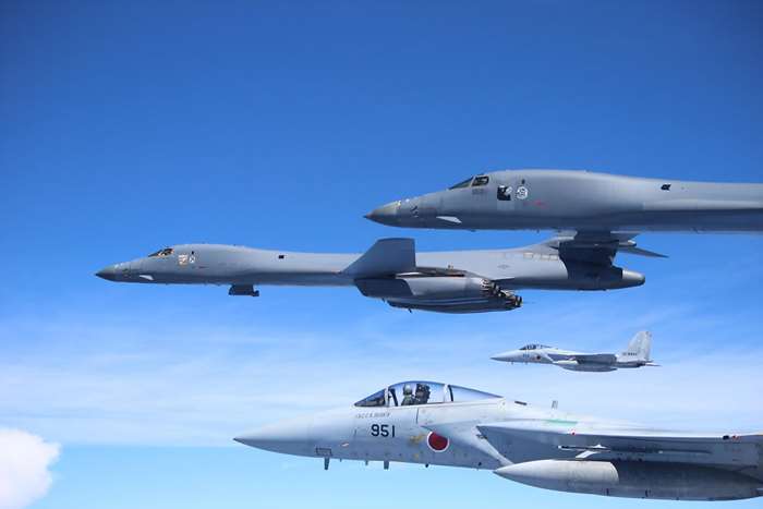 일본 항공자위대 소속 F-15J 편대가 미 공군 B-1B 폭격기의 에스코트 임무를 수행하고 있다. <출처: 미 공군>