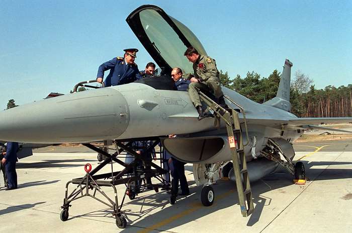 Ʈ    屳鿡 F-16  Ư  ϰ ִ. <ó:  >