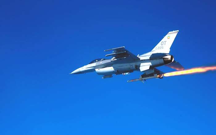  F-16  ַ AIM-120 ϶ Ͽ   . <ó:  >