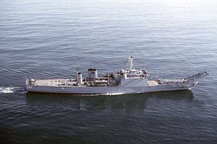  ٶ  Ʈ 4 (USS Fresno, LST-1182). Ա    κ ϰ    ִ. ׸ ¿  ũ⵵ ٸٴ  Ȯ  ִ. <ó :  ر>