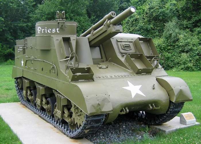 2   ̱ Ⱙ ַ  M7 Ʈ(Priest) . M3  ü 105mm M2  ž ´. <ó: Public Domain>