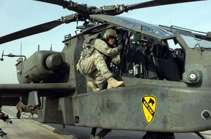  1⺴ Ҽ AH-64 ġ(Apache)  <ó: Sgt. Alun Thomas /  >