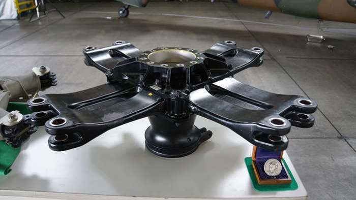 (hinge)  ü ۵ OH-1   (rotor hub) <ó : Hunini at wikimedia.org>